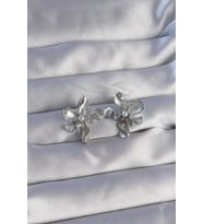 Pirinç Gümüş Renk İnci Detay Çiçek Tasarımlı Küpe - TJ-BKP9083