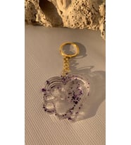 Çift Kalpli Pati Şekilli Mor Glitter Süslemeli Gold Aksesuarlı Epoksi Anahtarlık El Yapımı Hediyelik