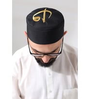 Siyah Kapitone Elif Vav Nakışlı Kalıp Namaz Takkesi