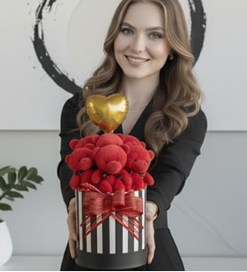 Sevgiliye Özel Premium 6'lı Kırmızı Ayıcık Buketi – Kalpli Balonlu Romantik Hediye Kutusu (Kırmızı-Siyah)