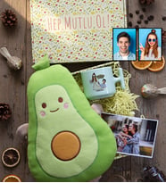 Kişiye Özel Karikatürlü Gelin Damat Evleniyoruz Mutluyuz Hediye Kutusu - Kişiye Özel T Pastel Kupa, Peluş Yastık, Fotoğraf 1 Adet Sevgililer Günü Hediyesi