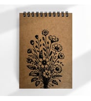 A6 Çiçek Buketi Tasarımlı Spiralli Defter – 40 Yaprak, Çizgisiz Kraft Not Defteri (Kahverengi)