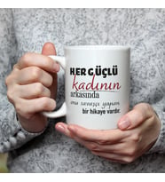 Her Güçlü Kadının Arkasında Baskılı Kadınlar Günü Beyaz Kupa