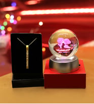 Kişiye Özel Gold Renk Çubuk Kolye & Led Işıklı Sevgiliye Özel Temalı Cam Küre Plastik Standlı Hediye Seti