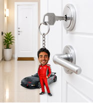 Kişiye Özel Araba Tutkunu Karikatürlü Anahtarlık – Fotoğraftan Spor Otomobil Temalı Mini Karakter