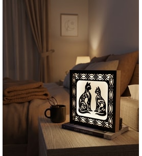 Dekoratif Kedi Figürlü LED Gece Lambası – Ahşap Çerçeveli Masaüstü Dekoratif Işık 14x14 cm