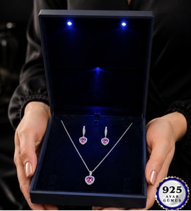 Işıklı Kutu İçerisinde 925 Ayar Gümüş Pembe Zirkon Taşlı Kalpli Kolye ve Küpe Seti