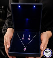 Işıklı Kutu İçerisinde 925 Ayar Gümüş Pembe Zirkon Taşlı Kalpli Kolye ve Küpe Seti