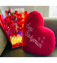 Sevgiliye, Arkadaşa ve Anneye Özel 30 cm “Seni Seviyorum” Yazılı Kırlent & LED Işıklı “Love” Yazılı 5’li Ayıcık Buketi Hediye Seti