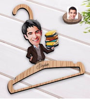 BK Gift Kişiye Özel Erkek Öğretmen Karikatürlü Standart Boy Ahşap Elbise Askısı-1