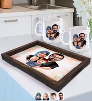 BK Gift Kişiye Özel Tesettürlü Aile Karikatürlü Doğal Ahşap Tepsi ve 2’li Kupa Bardak Seti-4