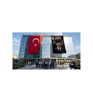 Gülümseyen Mustafa Kemal Atatürk Portresi Bayrak ve Türk Bayrağı Premium Raşel Kumaş 2'li Set 10x15 metre ATA65
