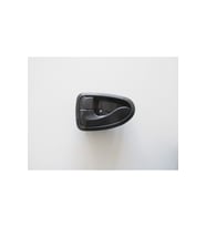 HYUNDAI ACCENT- MILENYUM- 00/02 ÖN KAPI İÇ AÇMA KOLU SOL KOYU GRİ (İÇTEN KİLİTLİ TİP) 82610-25000-YN