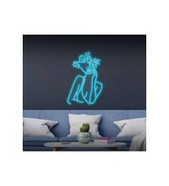 Aesthetic Çiçekli Kadın Figürlü Neon Tabela