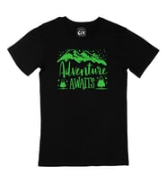 Adventure Awaits Siyah Tişört
