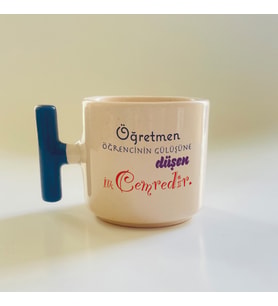 Kişiye Özel Öğretmen Öğrencinin Gülüşüne Düşen İlk Cemredir Baskılı Mavi Kulplu T Kupa (Beyaz)