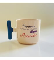 Kişiye Özel Öğretmen Öğrencinin Gülüşüne Düşen İlk Cemredir Baskılı Mavi Kulplu T Kupa (Beyaz)