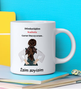 Komik - Esprili Kupa DÖNÜŞTÜĞÜM KADINLA GURUR DUYUYORUM Tasarımlı İsim Soyisim Yazılı Kişiye Özel Kupa Bardak