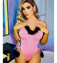 PEMBE BADY -TAÇLI-SİYAH TÜY DETAYLI-ŞEKER TAVŞAN TEMALI YUMUŞAK PENYE KUMAŞ