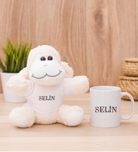 Kişiye Özel Çiçek Harf Tasarım İsim Yazılı Peluş Koyun ve Beyaz Kupa