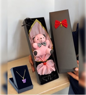 Premium Özel Kutusunda Pembe Ayıcık Buketi & Kelebek Kolye  Ayıcık Buketi