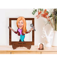 BK Gift Kişiye Özel Şarkı Söyleyen Kız Karikatürlü Ahşap Standlı 3D Biblo-1 (Beyaz)