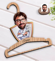 BK Gift Kişiye Özel Erkek Kasap Karikatürlü Standart Boy Ahşap Elbise Askısı-1