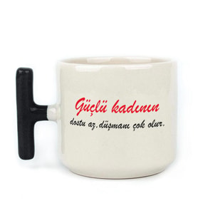 Güçlü Kadının Dostu Az, Düşmanı Çok Olur Baskılı Kadınlar Günü Siyah Kulplu T Kupa