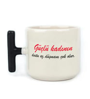 Güçlü Kadının Dostu Az, Düşmanı Çok Olur Baskılı Kadınlar Günü Siyah Kulplu T Kupa