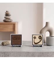 Minimalist Çalışma Köşeleriyle Uyum Sağlayan Özel Deri Detaylı Kulluk Simgesi Vav Hat Sanatı ve Anlamlı Bismillah Çevirili İkili Masaüstü Figürü 10x10 cm, Açık Kahve - Pudra