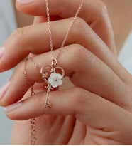 925 Ayar Gümüş Sedefli Manolya Çiçeği Aşk Anahtarı Kadın Kolye