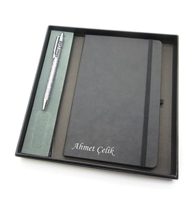 Signator® Codex  N263 Kişiye Özel Defterli Set - İsme Özel Gri Kalem + İsme Özel Siyah Defter  İsme Özel Kutusunda Hediyelik Set (Karışık)