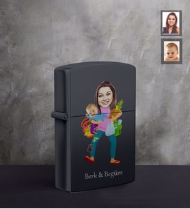 Kişiye Özel Anneler Günü Anne ve Erkek Çocuk Karikatürlü UV Baskılı Siyah Benzinli Cakmak Model-1