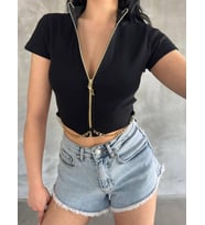 Sİyah Kısa Kollu Önü Fermuarlı Beli Zincir Detaylı Crop