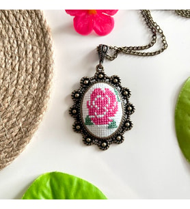 Seretamin Handmade Pembe Gül Kanaviçe Nakışlı Etamin Kolye (Antik Sarı Altın)