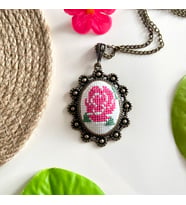 Seretamin Handmade Pembe Gül Kanaviçe Nakışlı Etamin Kolye (Antik Sarı Altın)