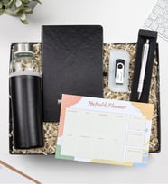 Kişiye Özel Siyah Defter & Gümüş Detaylı Beyaz Tükenmez Kalem & 32 gb USB Bellek & Özel Deri Kılıflı 500Ml Su Matarası & Haftalık Planner Hediye Seti