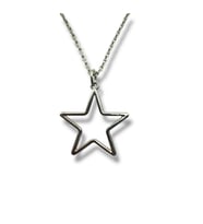 Silver Yıldız Figürlü Unisex Kolye – Zarif, Işıltılı ve Anlamlı Tasarım