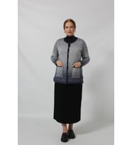 Y0664 KADIN SİYAH-KREM KARELİ DESENLİ DÜĞMELİ CEPLİ MEVSİMLİK ANNE HIRKASI (MAVI-BEYAZ)