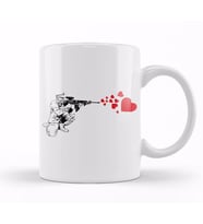 Graffiti Military Rifle Shooting Out Hearts Artsy Kupa Bardak Porselen