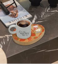 BK Gift Kişiye Özel Çilek Tasarımlı Doğal Ahşap Tabaklı Türk Kahvesi Fincanı Sunum Seti Model 1