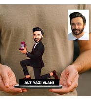 Kişiye Özel Evlenme Teklifi Eden Adam Karikatürlü 18 cm MDF Masaüstü Biblo - Masaüstü Hediye