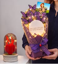 Aynalı Tasarım Fotoğraflı Led Işıklı Mor Kelebek Buketi (Led Işıklı Fanus Hediyeli) (Model 7)