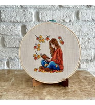 Seretamin Handmade Sonbaharda Kitap Okuyan Kadın Kanaviçe Nakışlı Duvar Süsü