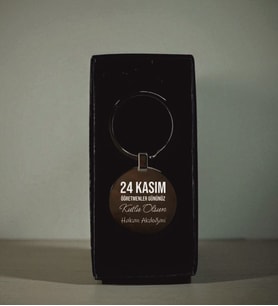 Kişiye Özel İsim Baskılı Metal Anahtarlık Kutulu  Öğretmenler Günü Hediyesi  Şık ve Kalıcı Hediye