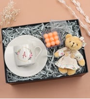 Kişiye Özel Harf Baskılı Fincan & Mini Elbiseli Ayıcık Anahtarlık & Özel Kutulu Bubble Mum Hediye Seti