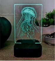 Denizanası RGB LED Gece Lambası – 16 Renkli Pleksi Masa Lambası (Adaptörlü)