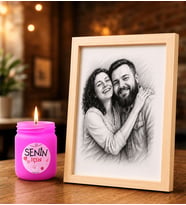 Kişiye Özel Karakalem Fotoğraflı Ahşap Çerçeve ve Kokulu Mum Hediye Seti