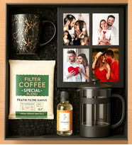 Kişiye Özel Fotoğraflı Kahve Seti Masaüst Ahşap Kolaj Çerçeve,French Press, Kupa, Kahve ve Kolonya – Sevgiliye Özel Fotoğraflı Hediye Seti (Siyah-Mermer)