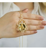 925 Ayar Gümüş Altın Kaplama Vav Çerçeveli Tuğralı Damla Kolye